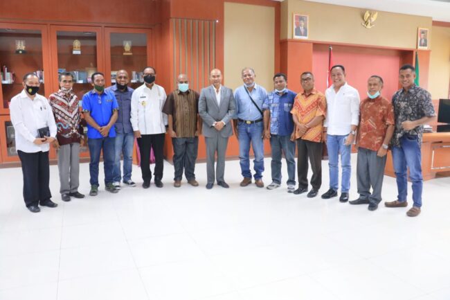 GUbernur Terima Kepsek dari solor