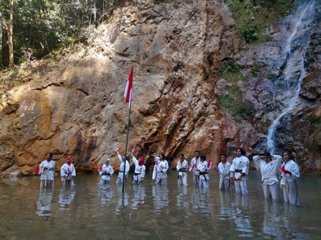 Mabar Perkemi rayakan HUT di Air terjun