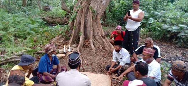Mabar ritual sembelih ayam hitam