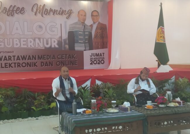 NTT gub cooffee mornig dengan wartawan
