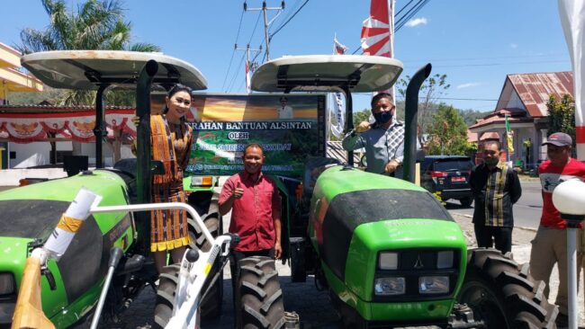 Ngada Julie Laiskodat serahkan alsintan 1