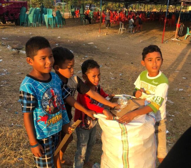 Mabar Edi Weng bersihkan sampah