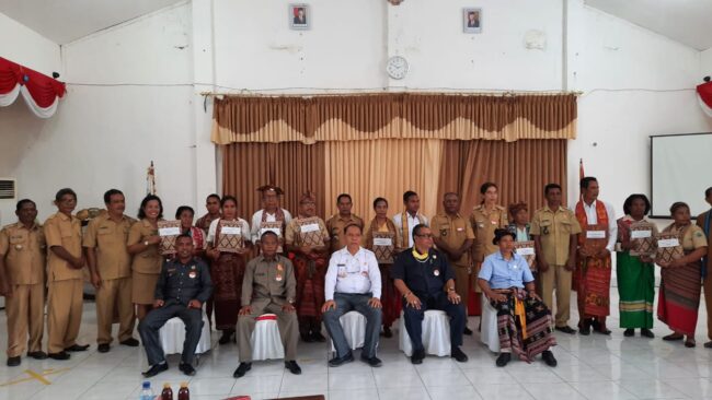 Malaka Serahkan Izin operasional sekolah