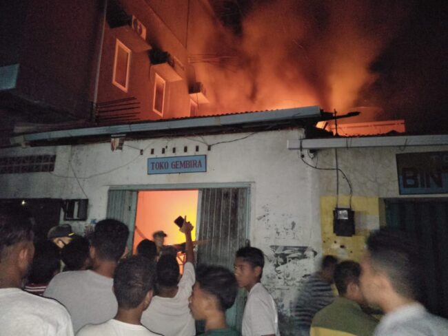 Ende toko gembira terbakar