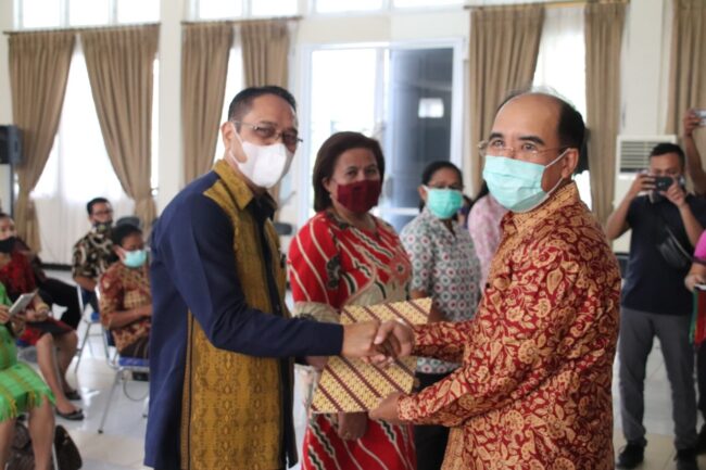 Kota Kupang Walikota serahkan santunan1