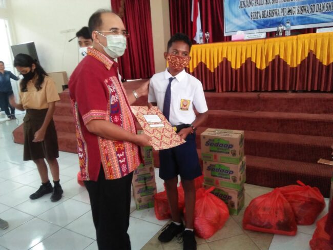 Kota Kupang sumbangan buku tulis