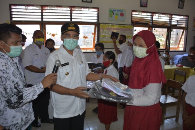 Kota Kupang Bantuan seragam