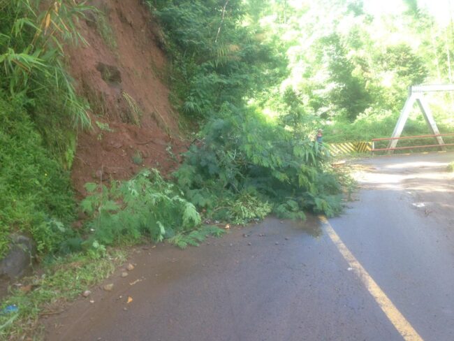 Matim jalan tertutup longsor