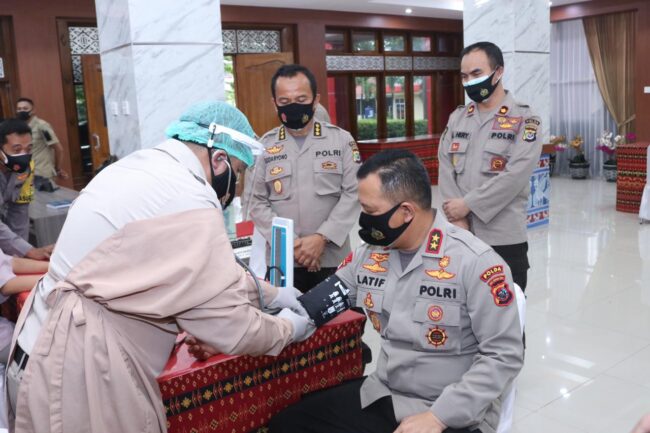 Polda NTT kapolda divaksin