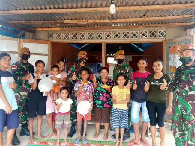 TTU Satgas ajar warga buat serundeng