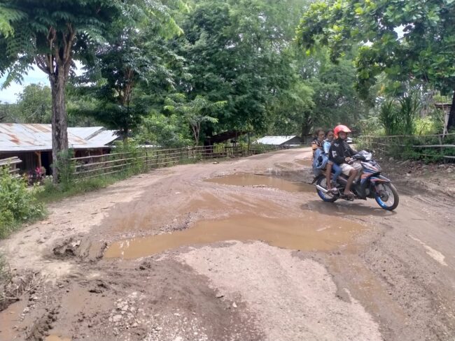 malaka jalan rusak