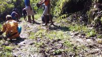 matim warga wuas bersihkan jalan