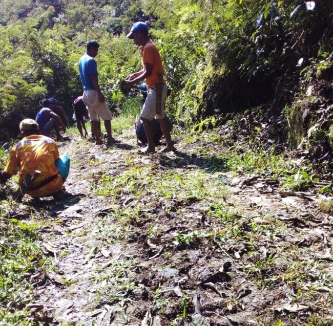matim warga wuas bersihkan jalan