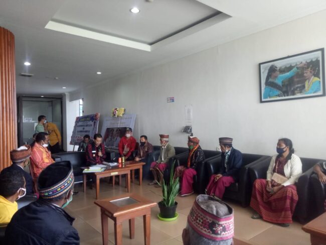 Manggarai mengadu kades