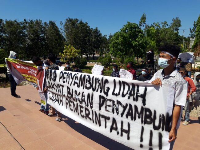 Kota Kupang demo sikat