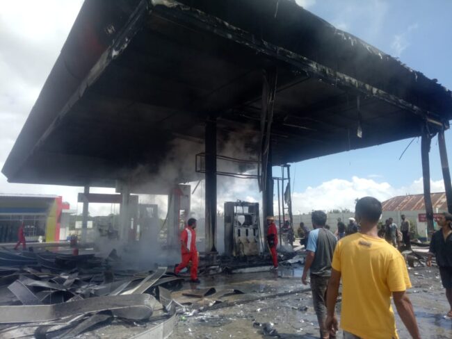 Ruteng SPBU terbakar