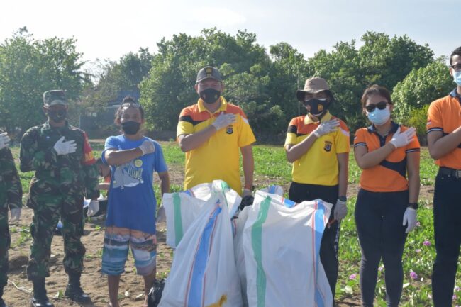 Mabar tni polri bersihkan sampah