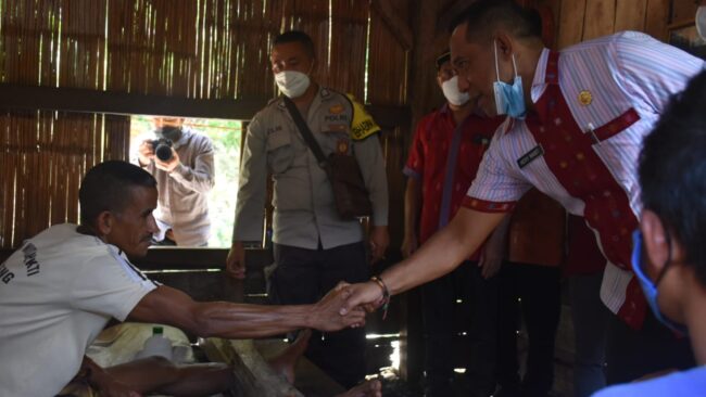 Manggarai Bupati kunjungi orang gila