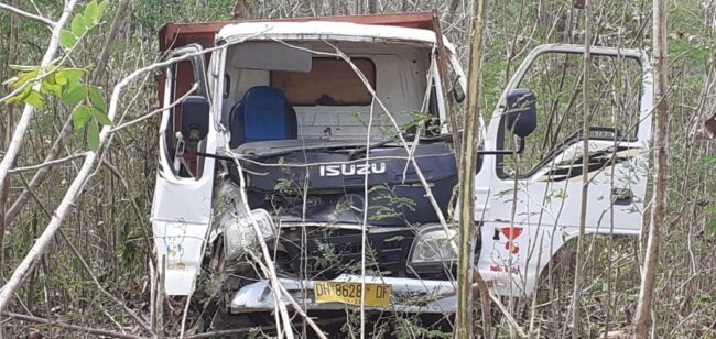 TTU truk tabrak dan terbalik