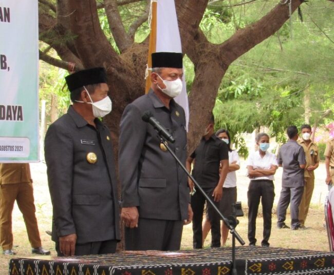 Ketika Bupati-Wabup Sumba Barat Daya Mendaki Bukit Mengejar Belalang 1 duet bupati wabup sbd