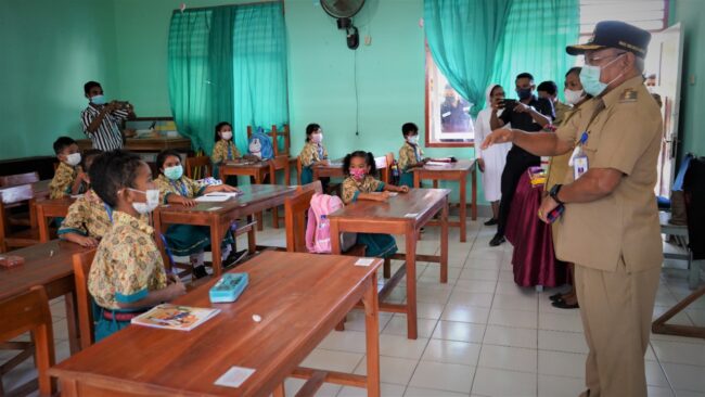 kota kupang herman man pantau sekolah
