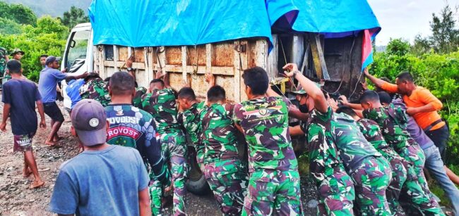 TTU Satgas bantu evakuasi kendaraan