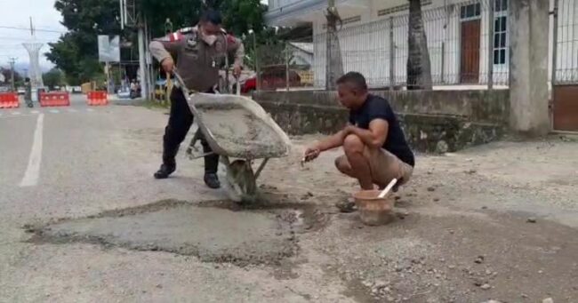 ttu polisi perbaiki jalan