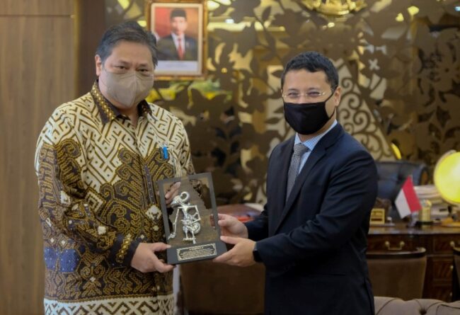 Airlangga dan Menteri Lee