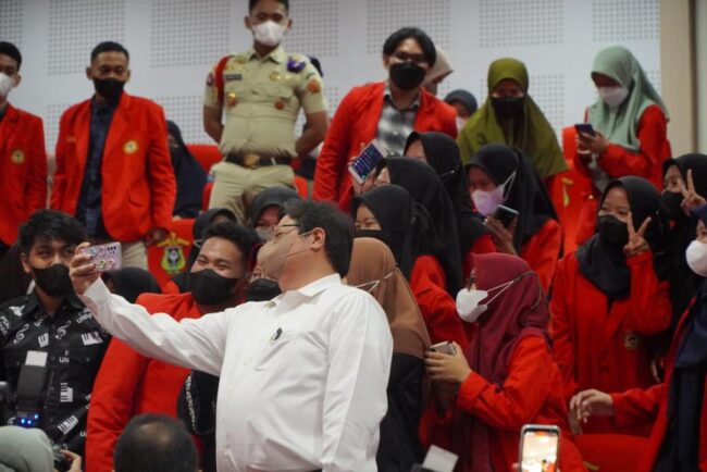 airlangga selfi dgn civitas akademisi