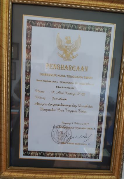 aleks beding penghargaan dari gubernur ntt hari pers 2
