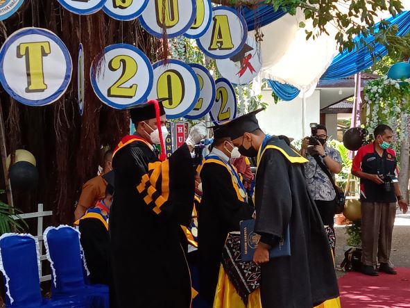 unkris wisuda