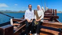 JOKOWI IRIANA NAIK KAPAL PINISI