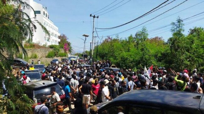 Mabar pendemo yang menolak kenaikan tarif masuk tnk