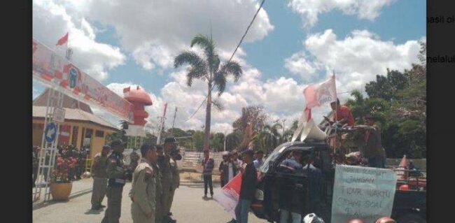 Aksi demonstrasi GMNI di depan Kantor Bupati TTU1