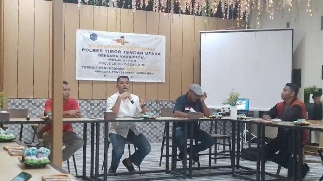 Kapolres TTU Baju putih saat silahturahmi dengan awak media TTU