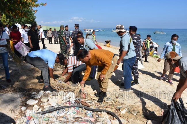 kota kupang bersihkan sampai di pantai