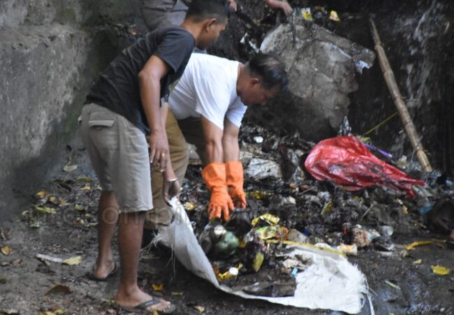 kota kupangenjabat masuk got