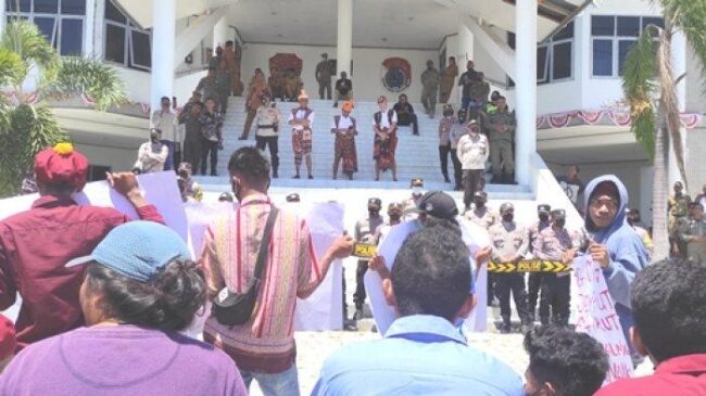 sumtim demo tolak bbm