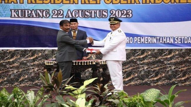 Gubernur NTT Viktor Laiskodat saat melantik Fahrensy P Funay