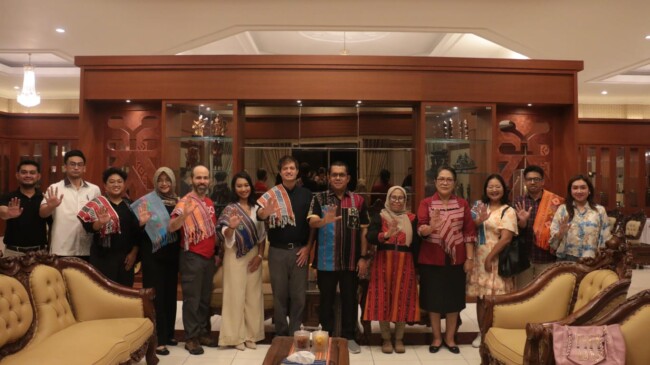 gubernur yayasan hari